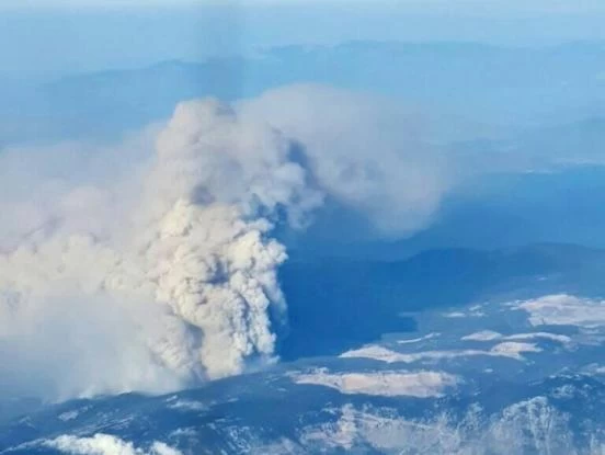 Θλιβερή αεροφωτογραφία – Η φωτιά «κατατρώει» παρθένο δάσος στην Εύβοια